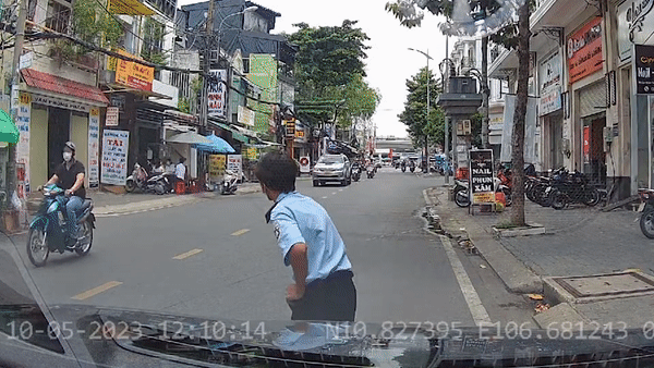 Tài xế xe máy ngã trước ôtô vì người đi bộ sang đường thiếu quan sát
