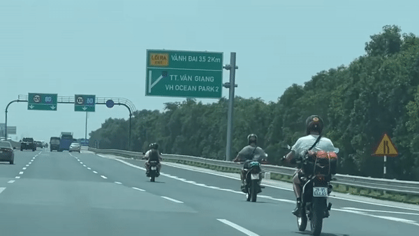 Nhóm người nước ngoài chạy xe máy vào cao tốc Hà Nội - Hải Phòng
