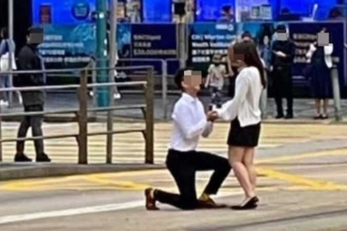 Bị chỉ trích vì cầu hôn giữa đường, trong giờ cao điểm ở Hong Kong