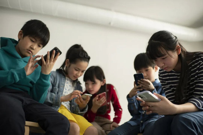 Những đứa trẻ nông thôn Trung Quốc bị bỏ lại, mắc kẹt với điện thoại