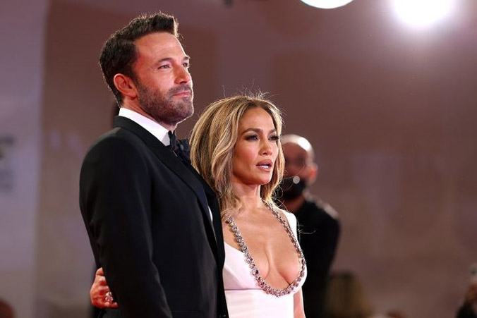 Vợ chồng Jennifer Lopez mua dinh thự 60 triệu USD