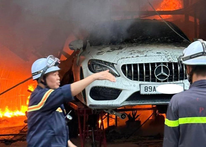 Garage bốc cháy ở Hà Nội, chiếc Mercedes đang sửa bị thiêu rụi