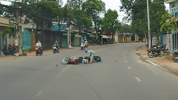 Sang đường thiếu quan sát, tài xế xe máy gây tai nạn