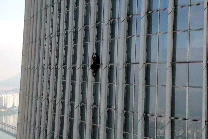 Bị bắt khi đang leo lên tòa nhà 123 tầng bằng tay không ở Hàn Quốc