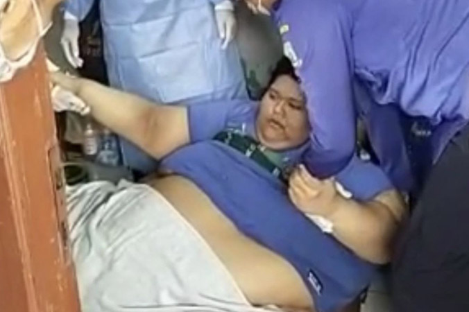 Phá cửa, dùng ôtô đưa thanh niên Indonesia nặng 300 kg đến bệnh viện