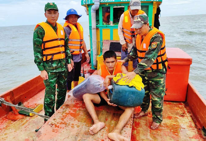Bộ đội biên phòng cứu một người ôm can nhựa trôi trên biển