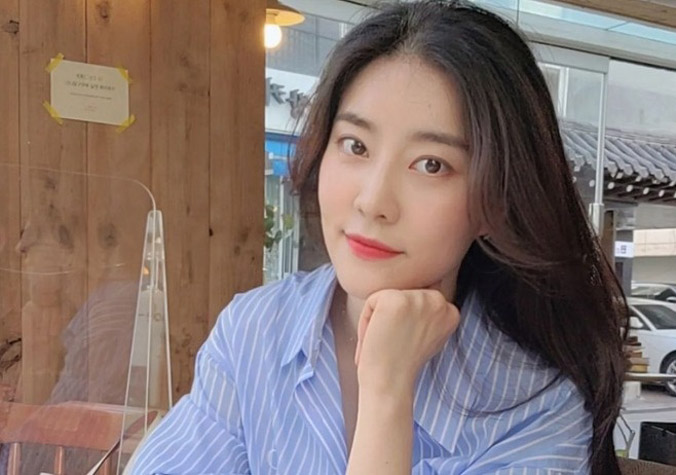 Nữ ca sĩ Hàn Quốc phải làm thêm ở quán bar để trang trải cuộc sống