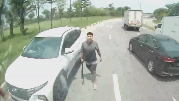 Thanh niên ngược chiều ‘hổ báo’ đe dọa tài xế xe tải
