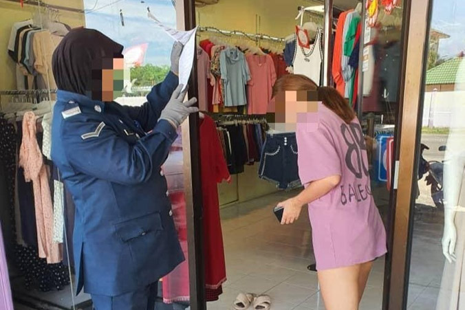 Người phụ nữ Malaysia bị phạt tiền vì mặc theo mốt 'giấu quần'