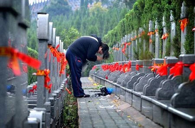 Câu chuyện xúc động của cô bé Trung Quốc đi thăm mộ cha