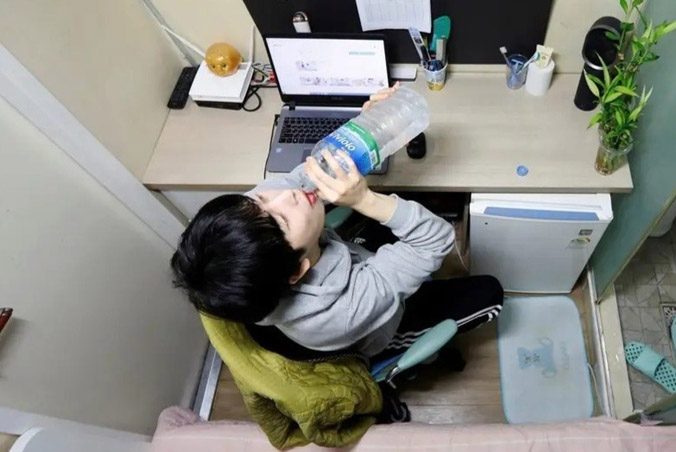 Những người trẻ Hàn đi làm lương không đủ sống