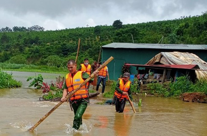 Dầm mưa tìm người mất tích do nước cuốn trôi ở Đắk Nông