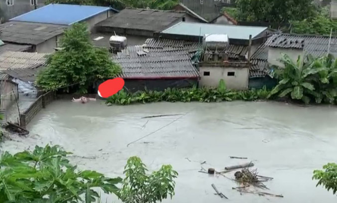Lào Cai: Vỡ đập hồ chứa nước thải, dòng nước xám xịt, ô nhiễm tràn vào nhà dân