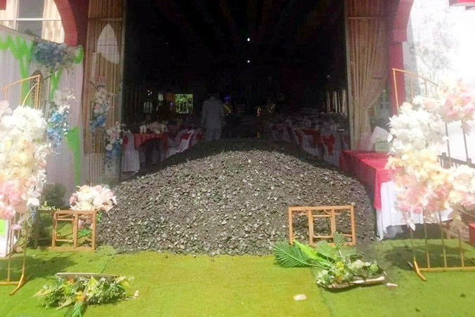 Sự thật bức ảnh đổ đá dăm chặn cổng cưới ở Đắk Nông