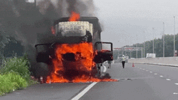 Xe tải cháy ngùn ngụt trên cao tốc