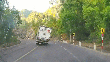 Xe tải lật nghiêng lao vào vách núi, tài xế tử vong