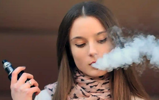 Phụ nữ trẻ vượt mặt nam giới về hút thuốc lá điện tử