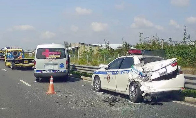 Xe cấp cứu tông ôtô cảnh sát trên cao tốc Trung Lương