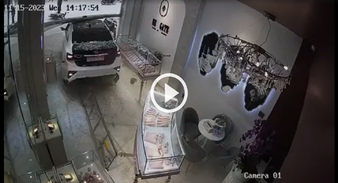 Nữ tài xế lùi xe vào cửa hàng khiến bảo vệ trọng thương
