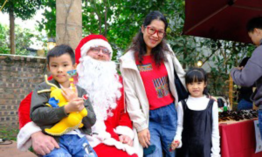 Người nước ngoài thích chợ Giáng sinh Hà Nội