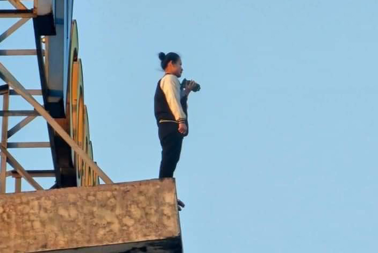 Cứu cô gái định tự tử từ tòa nhà cao hơn 80 m