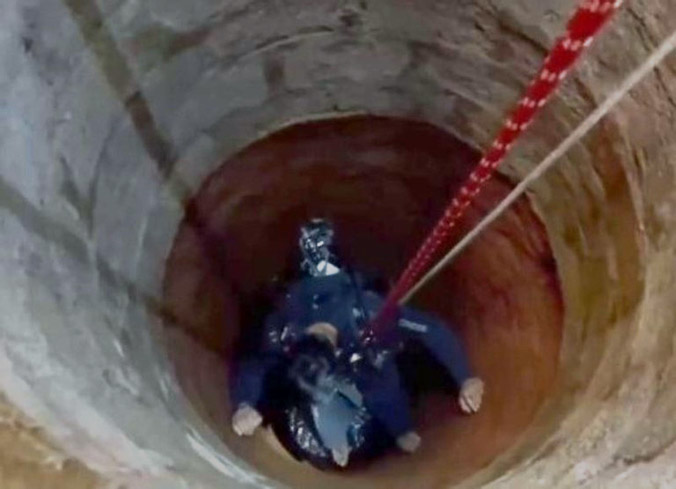 Hàng chục chiến sỹ trục vớt thi thể người đàn ông từ giếng sâu
