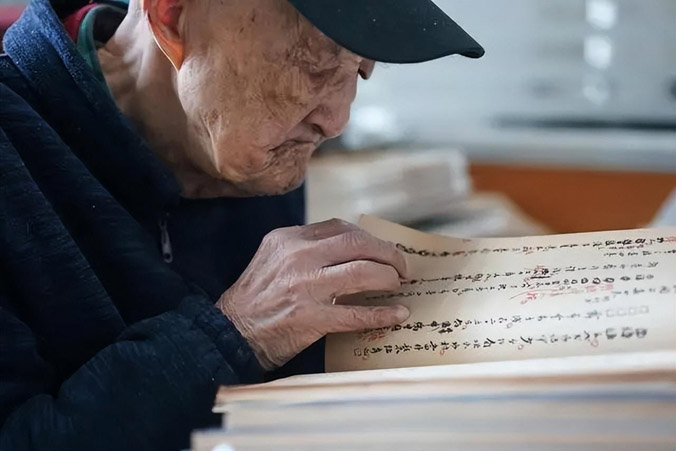 Cụ ông 98 tuổi vẫn làm việc 9 tiếng/ngày, bí quyết trường thọ nằm ở 5 chữ