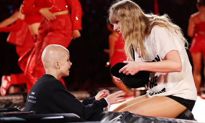 Taylor Swift cởi nón tặng bệnh nhi ung thư ở concert
