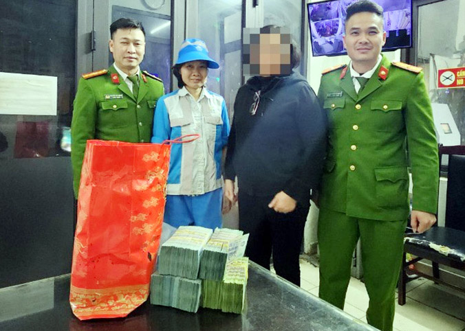 Người đàn ông ở Hà Nội mang túi tiền hơn 1,1 tỷ đồng bỏ vào thùng rác