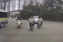 Truy tìm 2 đối tượng điều khiển xe máy đạp người phụ nữ trên đường ở Hà Nội