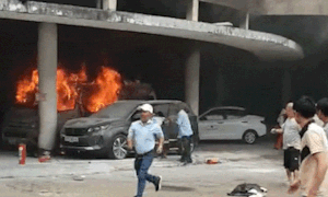 Cháy bãi ôtô ở TP HCM