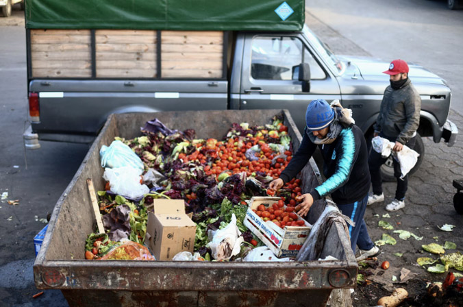 Người Argentina tìm đồ ăn từ bãi rác