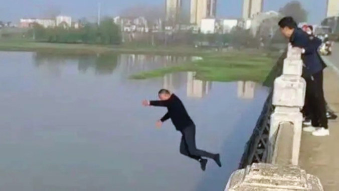 Thấy người chới với dưới sông, người đàn ông U70 nhảy cầu cao 10m xuống cứu