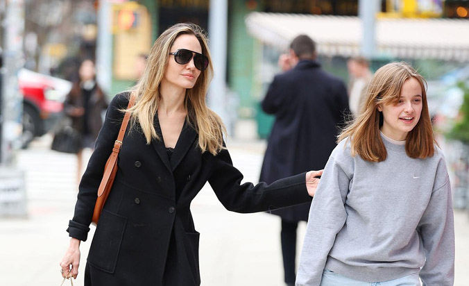 Angelina Jolie dạo phố cùng con gái út