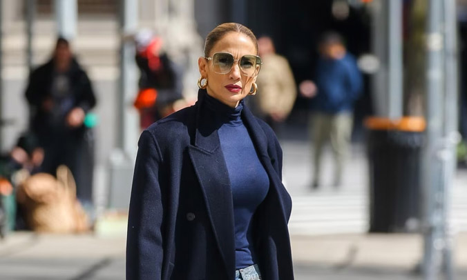 Jennifer Lopez diện quần 'bẩn' dạo phố