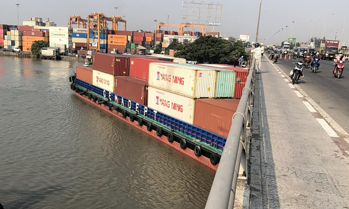 Sà lan chở container tông cầu Đồng Nai