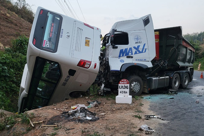Ôtô chở đoàn cán bộ, nhân viên Cục Quản lý thị trường TP HCM gặp nạn