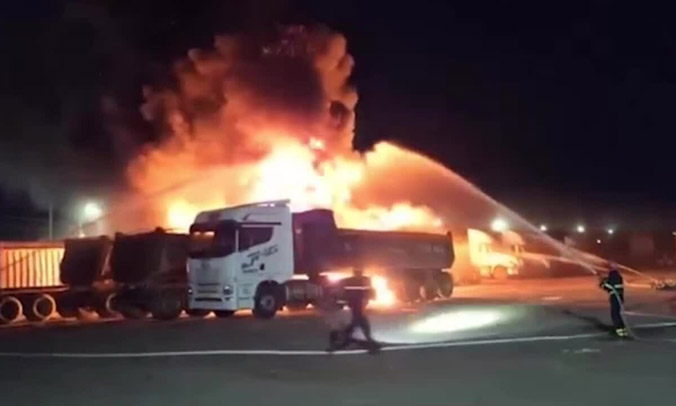 4 xe container bốc cháy trong bãi 