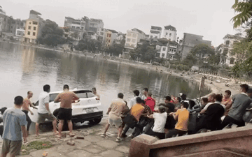 30 người hợp sức kéo ôtô dưới hồ lên bờ