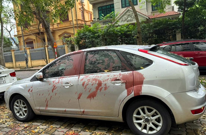 Truy tìm đối tượng tạt sơn vào nhiều ô tô ở Hà Nội