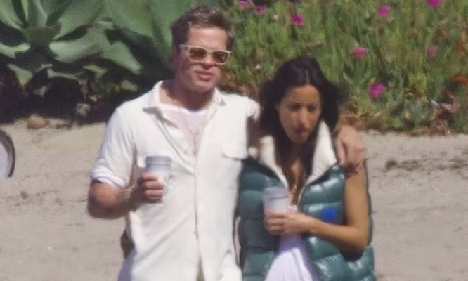 Brad Pitt và bạn gái đi biển