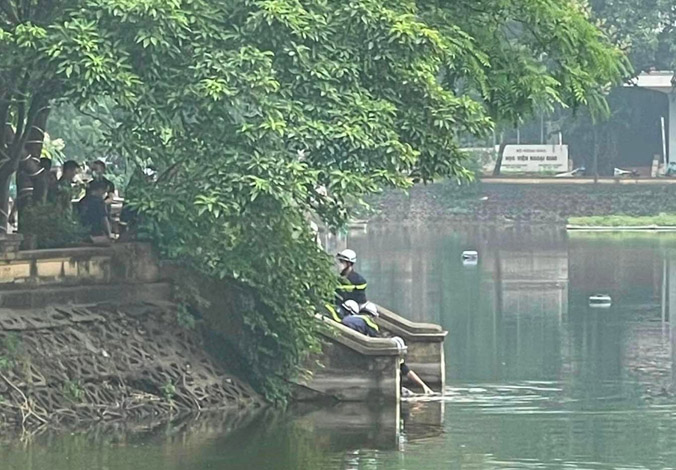 Phát hiện thi thể nữ sinh viên dưới hồ ở Hà Nội, ba lô có nhiều gạch
