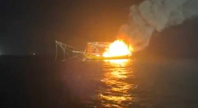 Tàu cá bốc cháy dữ dội trên biển, cứu được 7 ngư dân