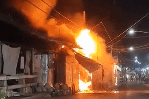 Cháy lớn kèm tiếng nổ trong khuôn viên nhà văn hóa ở Đồng Nai