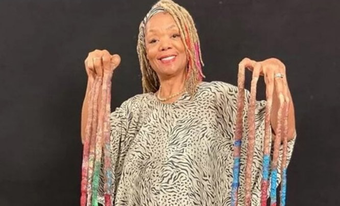 Người phụ nữ có bộ móng tay dài 13 mét sau gần 30 năm không cắt