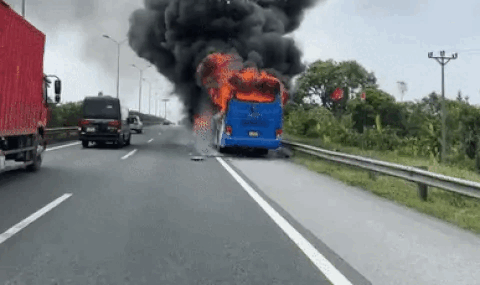 Xe khách cháy ngùn ngụt trên cao tốc 