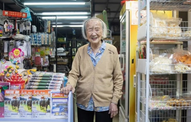 Cụ bà 102 tuổi vẫn đi làm, được dân mạng ca ngợi là 'viên ngọc quý'