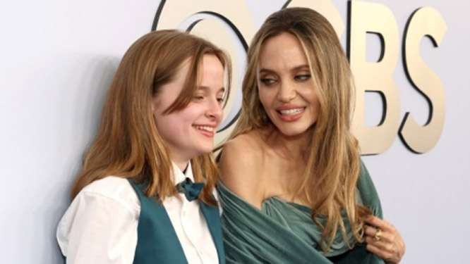 Angelina Jolie và con gái mặc đồng điệu trên thảm xanh