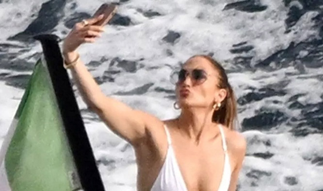 Jennifer Lopez mặc bikini sexy một mình đi nghỉ trên du thuyền triệu đô