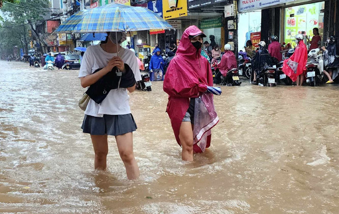 Hà Nội mưa lớn, cảnh báo đợt lũ trên các sông Bắc Bộ